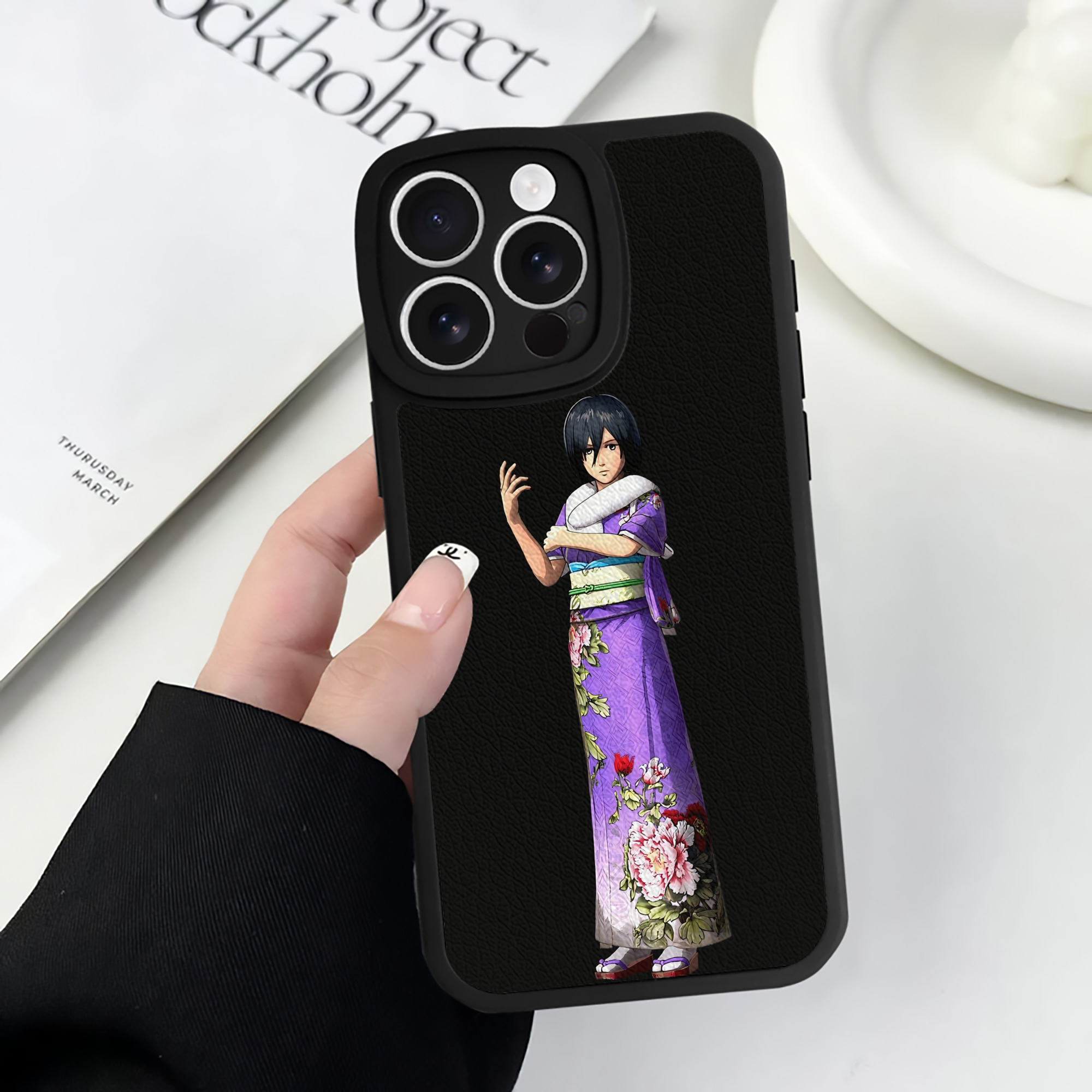 （画像用） 進撃の巨人 ミカサ·アッカーマン Attack on Titan Mikasa Ackerman 【iPhone 16シリーズ対応】シリコンスマホケース（レザー調） 材質：シリコン